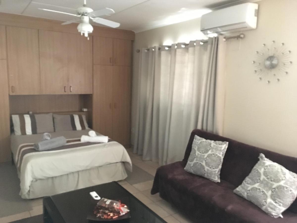 Spinoza Self Catering Accommodation 빈트후크 외부 사진