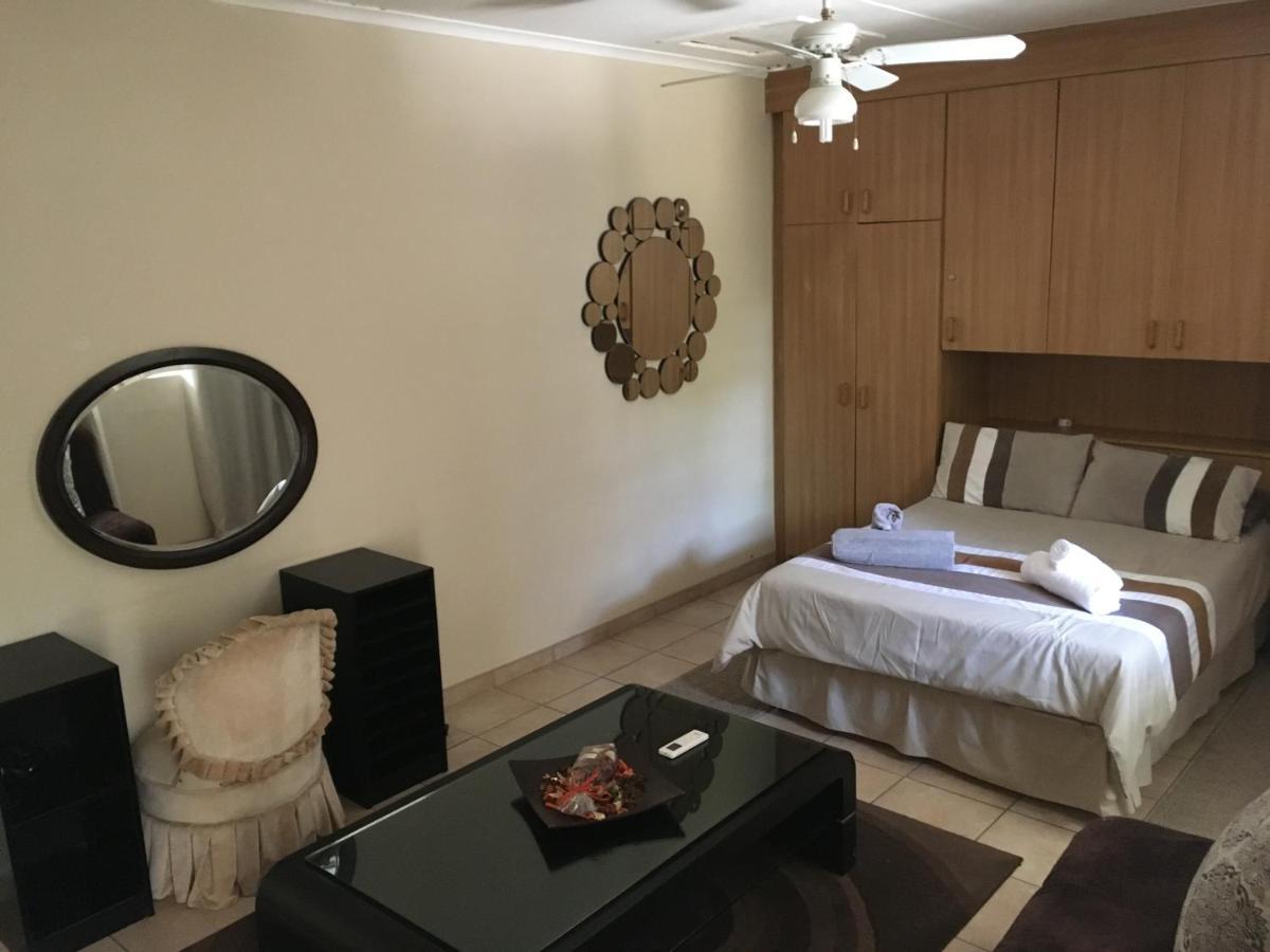 Spinoza Self Catering Accommodation 빈트후크 외부 사진